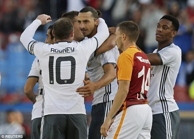 Rooney trong lần chúc mừng đồng đội Ibra 