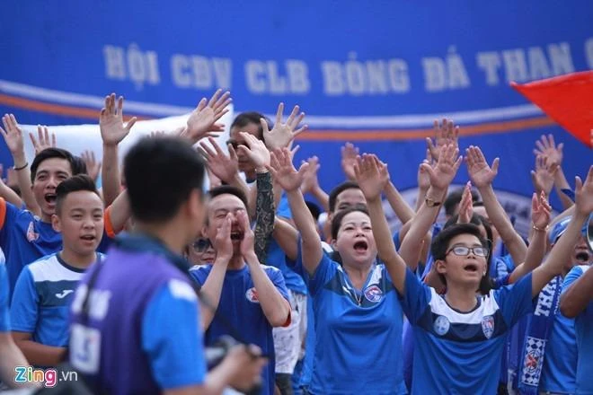Nhờ lực lượng cổ động viên Than Quảng Ninh làm trận đấu có chút thi vị