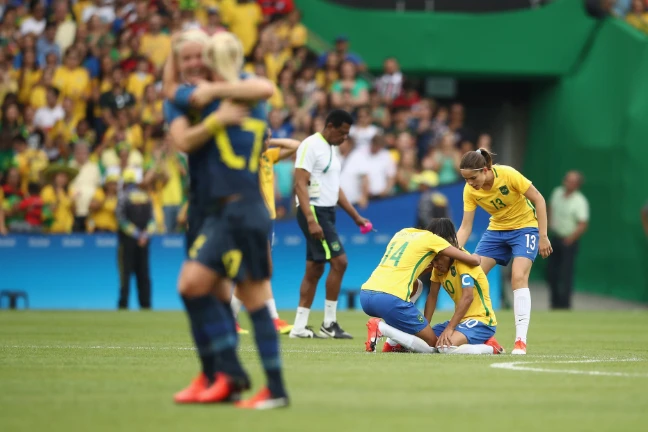 Đội trưởng Marta của Brazil đổ gục sau loạt luân lưu