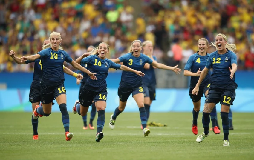 Các cô gái Thụy Điển ăn mừng khi đánh bại Brazil