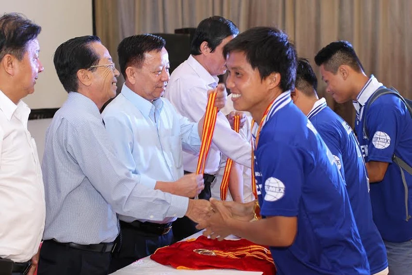 Bế mạc giải bóng đá phong trào quy mô nhất-Cúp Becamex IDC 2016 ảnh 2 Bế mạc giải bóng đá phong trào quy mô nhất-Cúp Becamex IDC 2016 ảnh 2