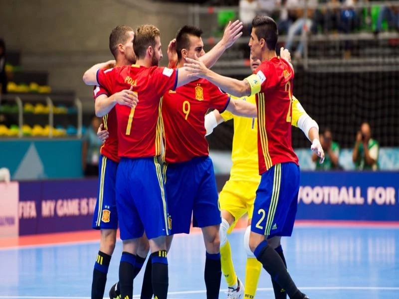 Các "nghệ sĩ" Futsal Tây Ban Nha mừng chiến thắng