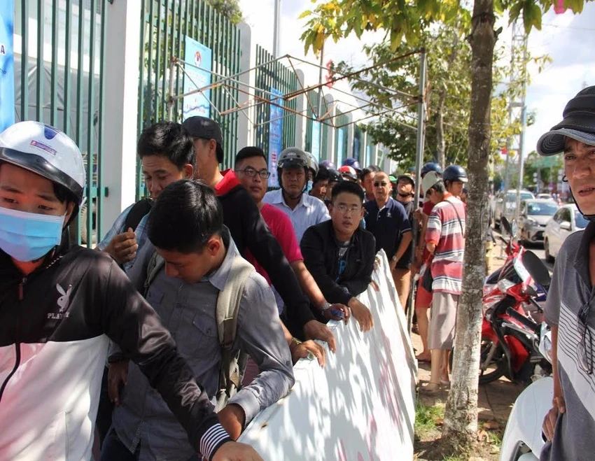 xếp hàng mua vé