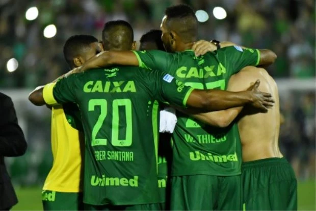 Máy bay chở đội bóng Brazil rơi, 76 người chết ảnh 1 Máy bay chở đội bóng Brazil rơi, 76 người chết ảnh 1