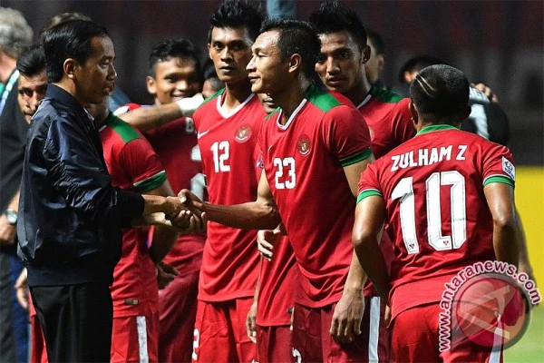 Tổng thống Widodo chúc mừng Indonesia thắng Việt Nam 201 ở lượt đi