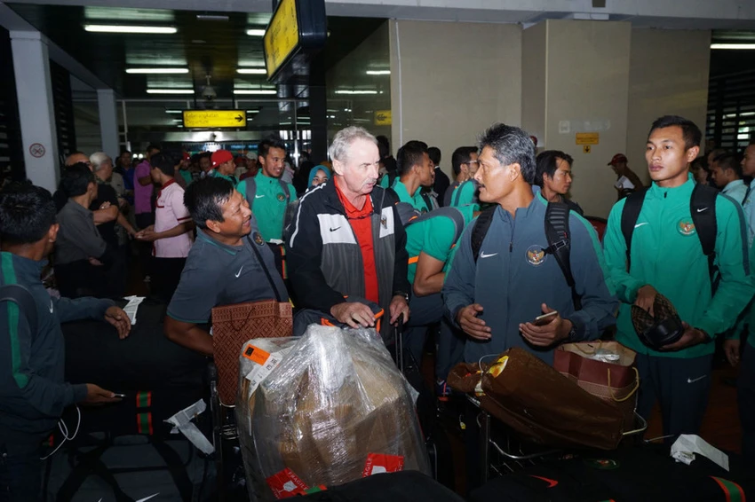Tuyển Indonesia tại sân bay