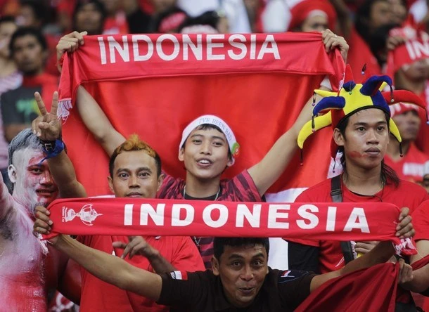 Khán giả Indonesia rất...máu bóng đá