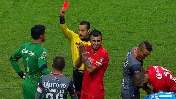Giới vua sân cỏ Mexico thường hay bị trọng tài tấn công khi phạt thẻ