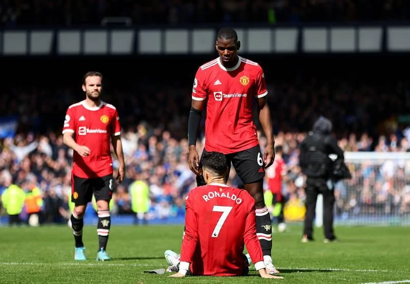Bế tắc ở cuối trận... MU thua, Ronaldo lại bị đối thủ chơi xấu. Vết xây xát ngay "ống đồng" của Ronaldo Ronaldo hầu như bị phong tỏa và không làm ăn được gì Đội hình...lởm khởm của MU khiến Ronaldo khổ quá MU ngày nay chứ không phải "Dải thiên hà" ngày nào của Real Madrid Ronaldo à. Vẫn cởi sóng, cởi gió" nhưng Ronaldo vẫn bế tắc Đối thủ lại chơi rất rát Nụ cười chua chát và bế tắc. Sau trận đấu, Ronaldo còn đập vỡ điện thoại của một fan nhí trong khi anh rời sân. Cảnh sát đang tiến hành điều tra hành vi của Ronaldo.