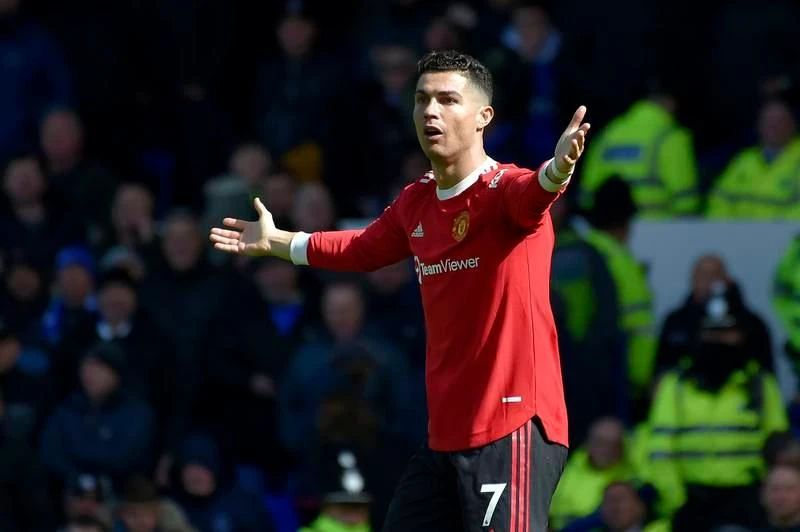 Đội hình...lởm khởm của MU khiến Ronaldo khổ quá MU ngày nay chứ không phải "Dải thiên hà" ngày nào của Real Madrid Ronaldo à. Vẫn cởi sóng, cởi gió" nhưng Ronaldo vẫn bế tắc Đối thủ lại chơi rất rát Nụ cười chua chát và bế tắc. Sau trận đấu, Ronaldo còn đập vỡ điện thoại của một fan nhí trong khi anh rời sân. Cảnh sát đang tiến hành điều tra hành vi của Ronaldo.