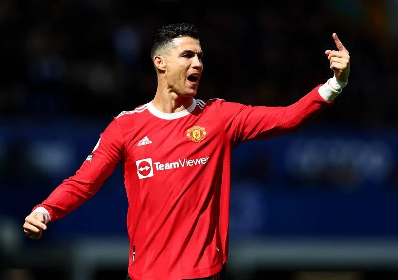 Ronaldo hầu như bị phong tỏa và không làm ăn được gì Đội hình...lởm khởm của MU khiến Ronaldo khổ quá MU ngày nay chứ không phải "Dải thiên hà" ngày nào của Real Madrid Ronaldo à. Vẫn cởi sóng, cởi gió" nhưng Ronaldo vẫn bế tắc Đối thủ lại chơi rất rát Nụ cười chua chát và bế tắc. Sau trận đấu, Ronaldo còn đập vỡ điện thoại của một fan nhí trong khi anh rời sân. Cảnh sát đang tiến hành điều tra hành vi của Ronaldo.