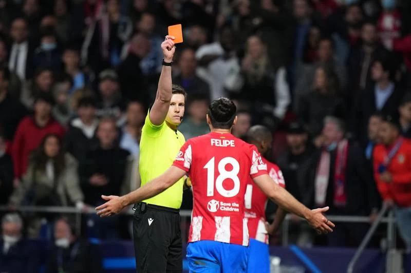 Chiếc thẻ đỏ cho Felipe cuối trận (3 thẻ vàng). Rodrigo De Paul đôi co với HLV Pep Guardiola của Man. City Thủ môn Oblak can ngăn hai cái đầu nóng Raheem Sterling và Savic. Trọng tài rút thẻ vàng thứ hai với Felipe cuối trận. Joao Felix nằm sân vì bị tiểu xảo của Man. City ...Trên căng, dưới cũng căng Zinchenko nằm đau đớn, nhưng Llorent phân trần anh không phạm lỗi. Savic và Sterling...đối đầu nhau. Thỉ môn Oblak hạ hỏa những cái đầu nóng của đồng đội và bên kia. Pep Guardiola...vẫn rất tĩnh. Diego Simeone lại liên tục gào thét cho học trò...xông lên.