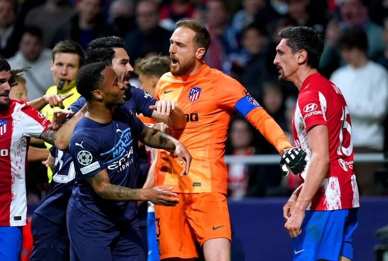 Thủ môn Oblak can ngăn hai cái đầu nóng Raheem Sterling và Savic. Trọng tài rút thẻ vàng thứ hai với Felipe cuối trận. Joao Felix nằm sân vì bị tiểu xảo của Man. City ...Trên căng, dưới cũng căng Zinchenko nằm đau đớn, nhưng Llorent phân trần anh không phạm lỗi. Savic và Sterling...đối đầu nhau. Thỉ môn Oblak hạ hỏa những cái đầu nóng của đồng đội và bên kia. Pep Guardiola...vẫn rất tĩnh. Diego Simeone lại liên tục gào thét cho học trò...xông lên.