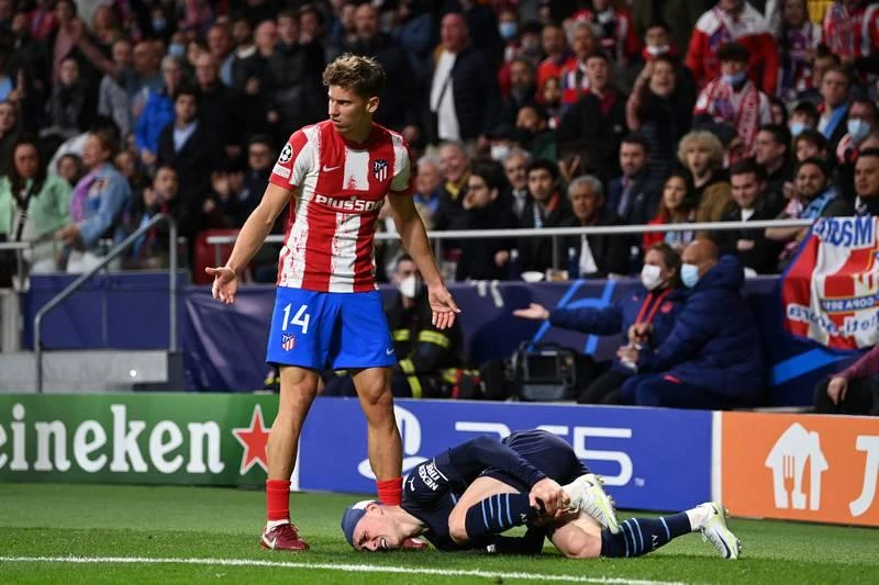 Zinchenko nằm đau đớn, nhưng Llorent phân trần anh không phạm lỗi. Savic và Sterling...đối đầu nhau. Thỉ môn Oblak hạ hỏa những cái đầu nóng của đồng đội và bên kia. Pep Guardiola...vẫn rất tĩnh. Diego Simeone lại liên tục gào thét cho học trò...xông lên.