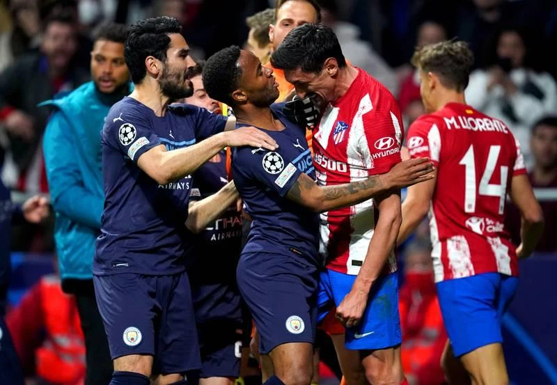 Savic húc đầu vào ngực Raheem Sterling. Trận đấu tứ kết Champions League rất căng từ phía chủ nhà Atletico Chiếc thẻ đỏ cho Felipe cuối trận (3 thẻ vàng). Rodrigo De Paul đôi co với HLV Pep Guardiola của Man. City Thủ môn Oblak can ngăn hai cái đầu nóng Raheem Sterling và Savic. Trọng tài rút thẻ vàng thứ hai với Felipe cuối trận. Joao Felix nằm sân vì bị tiểu xảo của Man. City ...Trên căng, dưới cũng căng Zinchenko nằm đau đớn, nhưng Llorent phân trần anh không phạm lỗi. Savic và Sterling...đối đầu nhau. Thỉ môn Oblak hạ hỏa những cái đầu nóng của đồng đội và bên kia. Pep Guardiola...vẫn rất tĩnh. Diego Simeone lại liên tục gào thét cho học trò...xông lên.