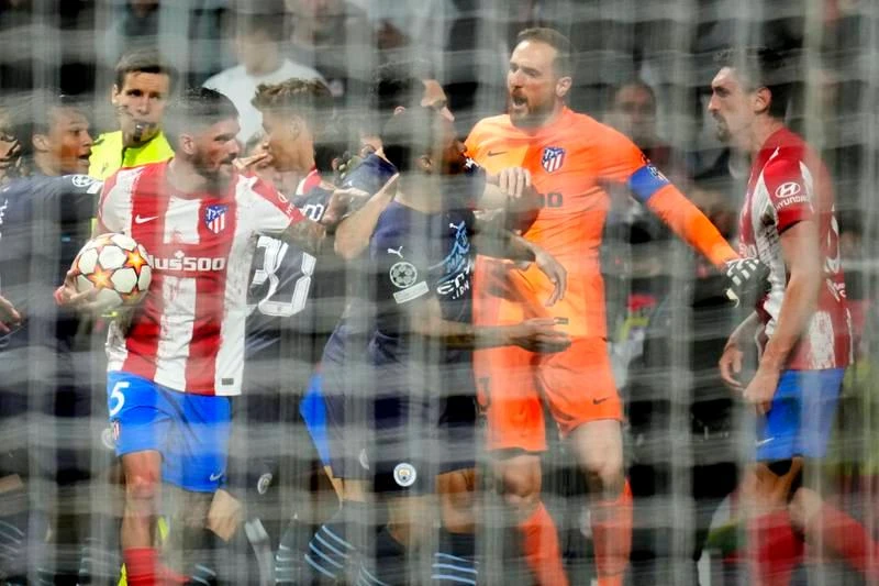 Thỉ môn Oblak hạ hỏa những cái đầu nóng của đồng đội và bên kia. Pep Guardiola...vẫn rất tĩnh. Diego Simeone lại liên tục gào thét cho học trò...xông lên.