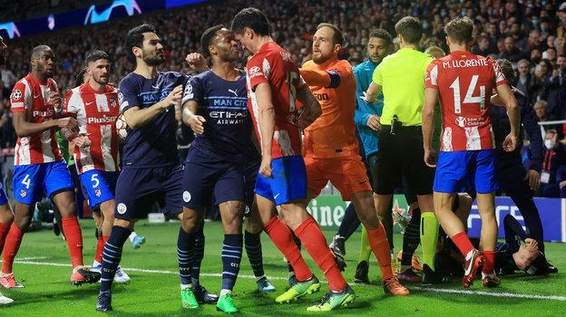 Savic và Sterling...đối đầu nhau. Thỉ môn Oblak hạ hỏa những cái đầu nóng của đồng đội và bên kia. Pep Guardiola...vẫn rất tĩnh. Diego Simeone lại liên tục gào thét cho học trò...xông lên.