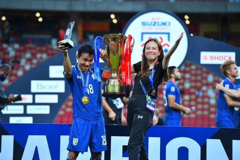 Messi Thái Chanathip có công lớn đưa tuyển Thái Lan lên ngôi AFF Cup 2020 và bản thân anh đạt danh hiệu Cầu thủ xuất sắc nhất giải. Ảnh: B.P