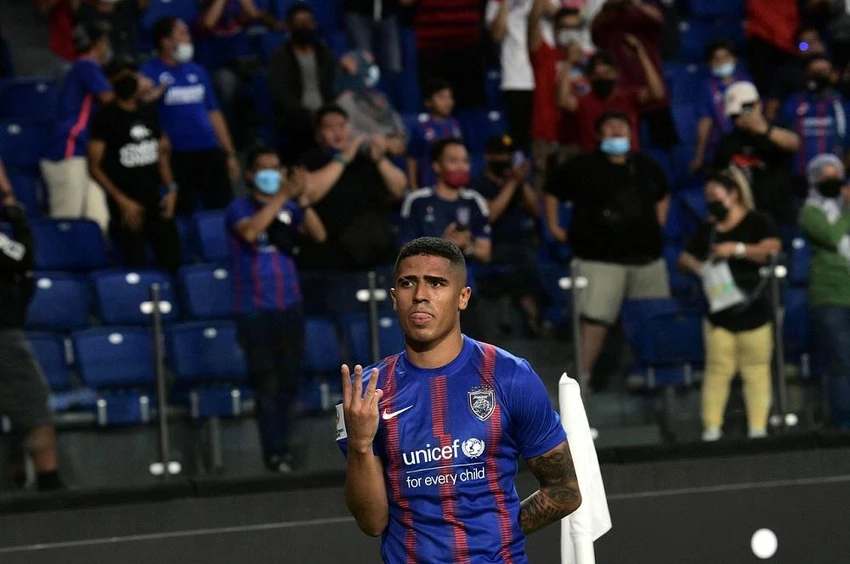 Bergson ba lần chọc thủng lưới Guangzhou FC. Ảnh: NST Bergson ba lần chọc thủng lưới Guangzhou FC. Ảnh: NST