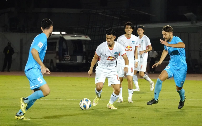 Văn Thanh có pha ra chân rất quyết đoán và bất ngờ mở tỉ số 1-0 cho HA Gia Lai phút 26. Ảnh: A.PHƯƠNG Văn Thanh có pha ra chân rất quyết đoán và bất ngờ mở tỉ số 1-0 cho HA Gia Lai phút 26. Ảnh: A.PHƯƠNG