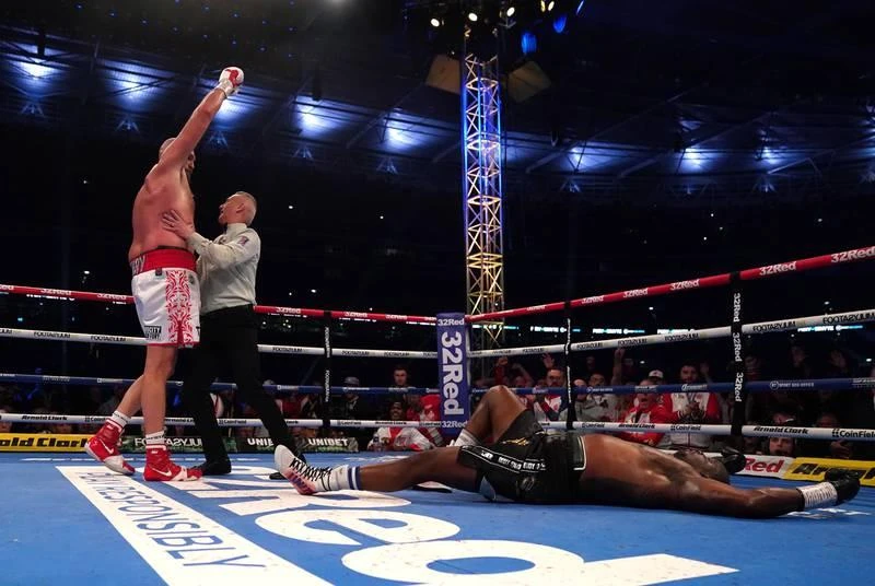 Sau cú ngã này, trọng tài Mark Lyson quyết định cho dừng trận và xử Tyson thắng T.KO. Ảnh: Getty