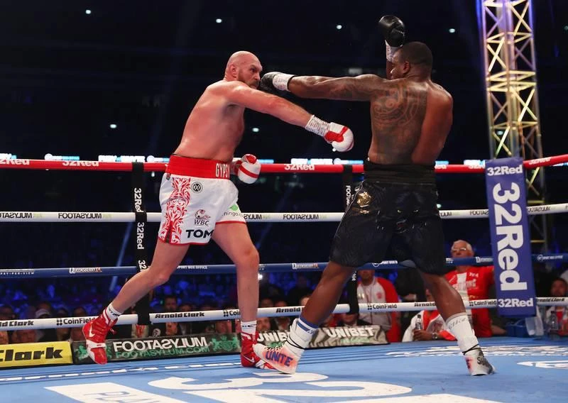 Kẻ thách đấu Dillion Whyte chơi trò phủ đầu... ...Nhưng Tyson là Gipsy King. 94 ngàn khán giả ở Wembley chứng kiến trận derby Anh mãn nhãn.