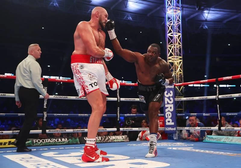 Tyson có lợi thế chiều cao và cánh tay đòn dài hơn đối thủ. Kẻ thách đấu Dillion Whyte chơi trò phủ đầu... ...Nhưng Tyson là Gipsy King. 94 ngàn khán giả ở Wembley chứng kiến trận derby Anh mãn nhãn.