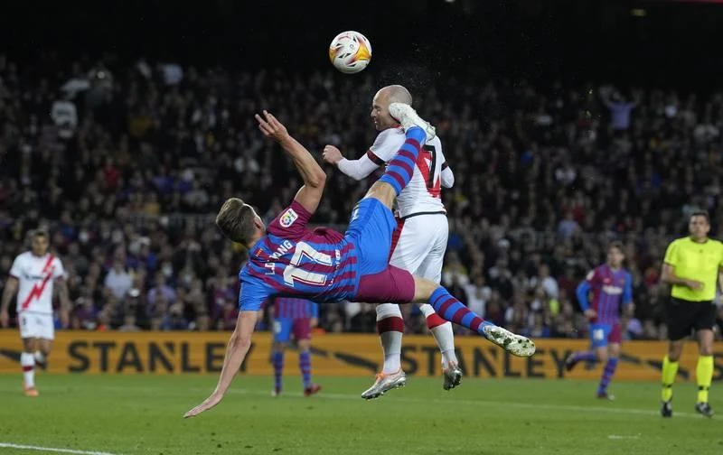 Cú "xe đạp chổng ngược" của De Jong bất thành. ...nhưng gầm giày của De Jong dính vào trán của Palazon. Memphis Depay nỗ lực nhưng vô nghĩa. Barcelona lầm lũi rời Nou Camp Chiếc thẻ đỏ dành cho HLV Andaoni Iraola của Rayo Vallecano không quan trọng bằng việc đánh bại Barcelona tại Nou Camp. ...Xavi không tin vào mắt mình.