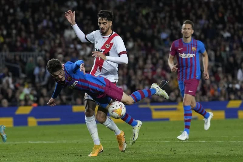 Hàng phòng ngự Rayo Vallecano chơi một trận cực chắc. Cú "xe đạp chổng ngược" của De Jong bất thành. ...nhưng gầm giày của De Jong dính vào trán của Palazon. Memphis Depay nỗ lực nhưng vô nghĩa. Barcelona lầm lũi rời Nou Camp Chiếc thẻ đỏ dành cho HLV Andaoni Iraola của Rayo Vallecano không quan trọng bằng việc đánh bại Barcelona tại Nou Camp. ...Xavi không tin vào mắt mình.