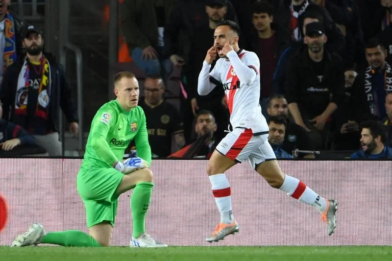 Ngay phút thứ 7, Garcia đã làm mành lưới của Ter Stegen rung lên ngay tại Nou Camp Với hơn 83 phút còn lại, Barcelona vẫn không thể có bàn san bằng tỉ số. Trận đấu căng thẳng vì nhiều cầu thủ Barcelona cay cú trước tiểu xảo của đối phương. Nikola Maras của Rayo vào bóng "cắt kéo" Gavi của Barcelona. Jordi Alba cũng bất lực. Hàng phòng ngự Rayo Vallecano chơi một trận cực chắc. Cú "xe đạp chổng ngược" của De Jong bất thành. ...nhưng gầm giày của De Jong dính vào trán của Palazon. Memphis Depay nỗ lực nhưng vô nghĩa. Barcelona lầm lũi rời Nou Camp Chiếc thẻ đỏ dành cho HLV Andaoni Iraola của Rayo Vallecano không quan trọng bằng việc đánh bại Barcelona tại Nou Camp. ...Xavi không tin vào mắt mình.