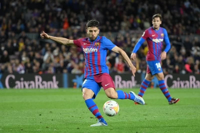 Jordi Alba cũng bất lực. Hàng phòng ngự Rayo Vallecano chơi một trận cực chắc. Cú "xe đạp chổng ngược" của De Jong bất thành. ...nhưng gầm giày của De Jong dính vào trán của Palazon. Memphis Depay nỗ lực nhưng vô nghĩa. Barcelona lầm lũi rời Nou Camp Chiếc thẻ đỏ dành cho HLV Andaoni Iraola của Rayo Vallecano không quan trọng bằng việc đánh bại Barcelona tại Nou Camp. ...Xavi không tin vào mắt mình.