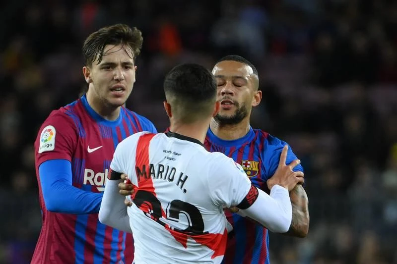 Trận đấu căng thẳng vì nhiều cầu thủ Barcelona cay cú trước tiểu xảo của đối phương. Nikola Maras của Rayo vào bóng "cắt kéo" Gavi của Barcelona. Jordi Alba cũng bất lực. Hàng phòng ngự Rayo Vallecano chơi một trận cực chắc. Cú "xe đạp chổng ngược" của De Jong bất thành. ...nhưng gầm giày của De Jong dính vào trán của Palazon. Memphis Depay nỗ lực nhưng vô nghĩa. Barcelona lầm lũi rời Nou Camp Chiếc thẻ đỏ dành cho HLV Andaoni Iraola của Rayo Vallecano không quan trọng bằng việc đánh bại Barcelona tại Nou Camp. ...Xavi không tin vào mắt mình.
