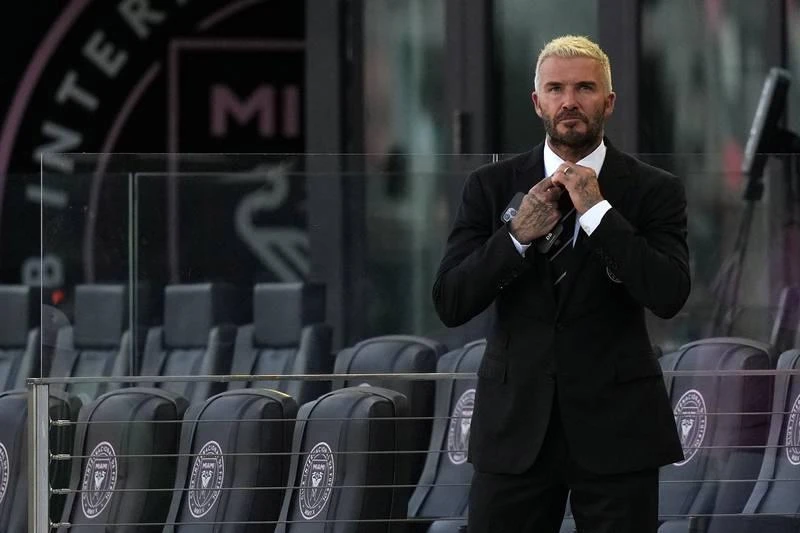 Ông chủ Beckham rất bảnh bao. Cùng phu nhân Victoria Beckham tại một sự kiện. ...Cũng đắt show ở những buổi biểu diễn thời trang. Cùng các con trai và "gái rượu" Harber đi xem thể thao. Dẫn con gái xuống sân gặp một ngôi sao bóng rổ. Inter Miami đóng ở Florida, cận nhiệt đới, ở đó cảnh vật hoang dã và ấm áp, gia đình Beckham thường đi dã ngoại. Inter Miami có màu áo chính thức là màu...hường. Danh thủ Higuain Gonzalo (trắng) đầu quân cho Inter Miami.