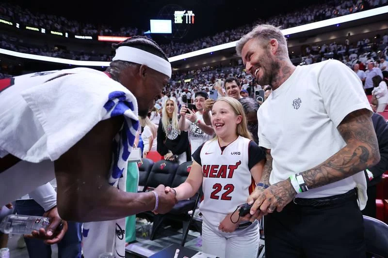 Dẫn con gái xuống sân gặp một ngôi sao bóng rổ. Inter Miami đóng ở Florida, cận nhiệt đới, ở đó cảnh vật hoang dã và ấm áp, gia đình Beckham thường đi dã ngoại. Inter Miami có màu áo chính thức là màu...hường. Danh thủ Higuain Gonzalo (trắng) đầu quân cho Inter Miami.