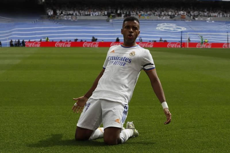 Rodrygo ăn mừng bàn thắng trong chiến thắng 4-0 trước Espanyol Barnebeu ở hội ăn mừng danh hiệu La Liga thứ 35 thật hoành tráng. Marcelo và Benzema...những "cây đa, cây đề" của Real Madrid. Chiếc cúp vô địch La Liga của đội bóng hoàng gia. Marcelo có bộ sưu tập thành tích cực dày cùng Real. Chiến lược gia Ancelotti bây giờ còn tập trung vào trận lượt về bán kết với Man. City nữa. Bất kỳ thời buổi nào Real cũng là một...galaxy. Sân Bernabeu thật hoành tráng. 150 fan đổ ra đường chia vui cùng Real Madrid khi đội diễu hành trên phố Madrid.