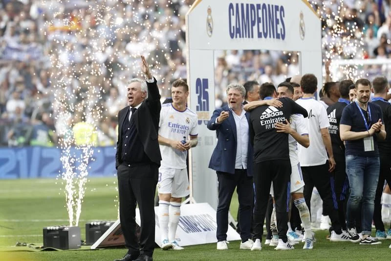 Chiến lược gia Ancelotti bây giờ còn tập trung vào trận lượt về bán kết với Man. City nữa. Bất kỳ thời buổi nào Real cũng là một...galaxy. Sân Bernabeu thật hoành tráng. 150 fan đổ ra đường chia vui cùng Real Madrid khi đội diễu hành trên phố Madrid.