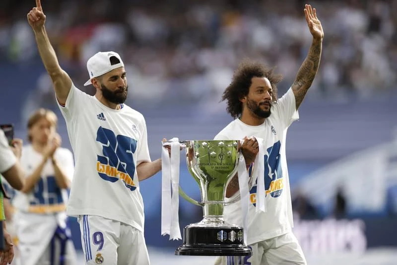 Marcelo và Benzema...những "cây đa, cây đề" của Real Madrid. Chiếc cúp vô địch La Liga của đội bóng hoàng gia. Marcelo có bộ sưu tập thành tích cực dày cùng Real. Chiến lược gia Ancelotti bây giờ còn tập trung vào trận lượt về bán kết với Man. City nữa. Bất kỳ thời buổi nào Real cũng là một...galaxy. Sân Bernabeu thật hoành tráng. 150 fan đổ ra đường chia vui cùng Real Madrid khi đội diễu hành trên phố Madrid.