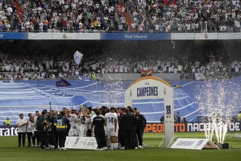 Barnebeu ở hội ăn mừng danh hiệu La Liga thứ 35 thật hoành tráng. Marcelo và Benzema...những "cây đa, cây đề" của Real Madrid. Chiếc cúp vô địch La Liga của đội bóng hoàng gia. Marcelo có bộ sưu tập thành tích cực dày cùng Real. Chiến lược gia Ancelotti bây giờ còn tập trung vào trận lượt về bán kết với Man. City nữa. Bất kỳ thời buổi nào Real cũng là một...galaxy. Sân Bernabeu thật hoành tráng. 150 fan đổ ra đường chia vui cùng Real Madrid khi đội diễu hành trên phố Madrid.
