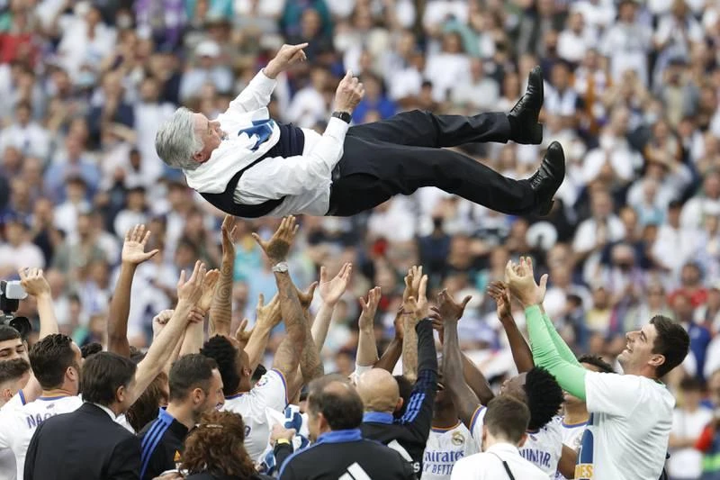 HLV Carlo Ancelotti được cầu thủ công kênh. Thủ môn Thibaut Courtois...thả tim. Rodrygo ăn mừng bàn thắng trong chiến thắng 4-0 trước Espanyol Barnebeu ở hội ăn mừng danh hiệu La Liga thứ 35 thật hoành tráng. Marcelo và Benzema...những "cây đa, cây đề" của Real Madrid. Chiếc cúp vô địch La Liga của đội bóng hoàng gia. Marcelo có bộ sưu tập thành tích cực dày cùng Real. Chiến lược gia Ancelotti bây giờ còn tập trung vào trận lượt về bán kết với Man. City nữa. Bất kỳ thời buổi nào Real cũng là một...galaxy. Sân Bernabeu thật hoành tráng. 150 fan đổ ra đường chia vui cùng Real Madrid khi đội diễu hành trên phố Madrid.