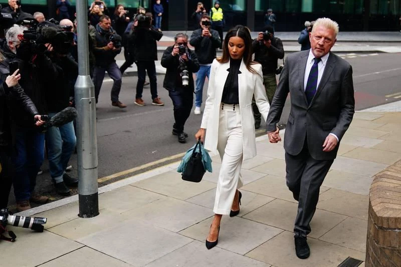 Becker và cô vợ hờ Lilly đến Tòa tại London. Ảnh: Getty Becker và cô vợ hờ Lilly đến Tòa tại London. Ảnh: Getty