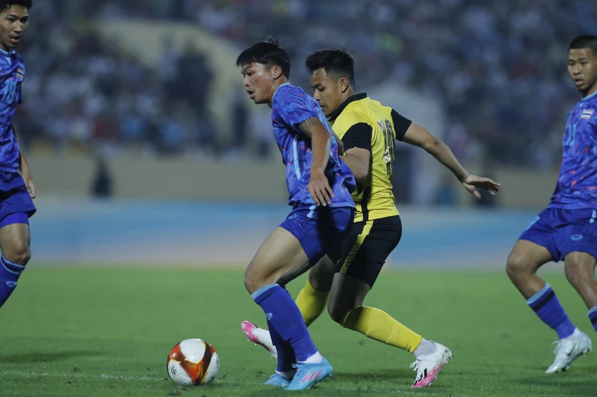 HLV Worawut Srimaka ngại học trò (áo xanh) lại thua Malaysia như SEA Games 31. Ảnh: A.PHƯƠNG HLV Worawut Srimaka ngại học trò (áo xanh) lại thua Malaysia như SEA Games 31. Ảnh: A.PHƯƠNG