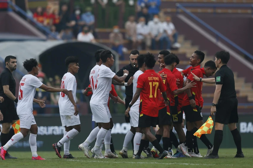 Trận đấu nhiều thời điểm nóng lên... Ảnh: ANH PHƯƠNG HLV Fabio Marcelo...lại cùng Đông Timor thua trận thứ hai tại SEA Games 31. Ảnh: ANH PHƯƠNG