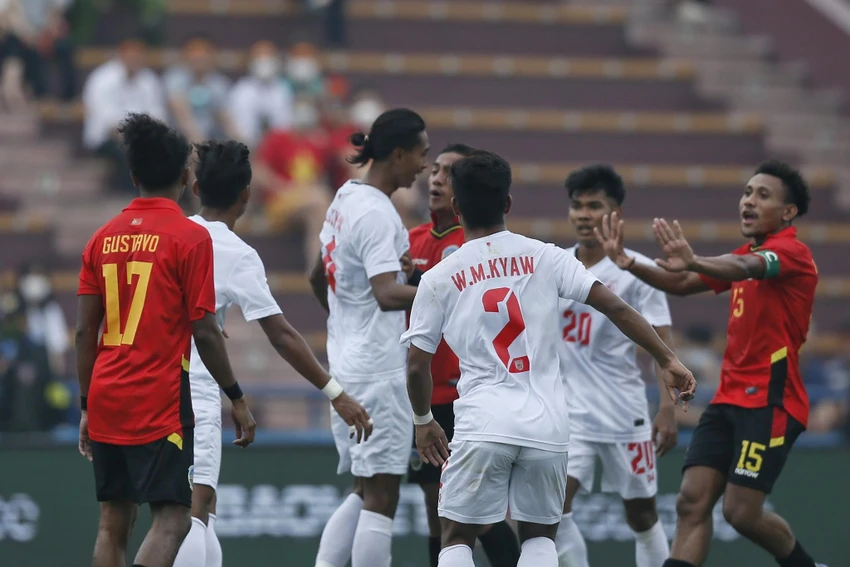 Nhưng rồi những giây cuối trận Myanmar lại ghi bàn và ấn định tỉ số 3-2...rất giống trận chung kết kịch tính Mexico 86 giữa Argentina và Tây Đức. Ảnh: ANH PHƯƠNG Trận đấu nhiều thời điểm nóng lên... Ảnh: ANH PHƯƠNG HLV Fabio Marcelo...lại cùng Đông Timor thua trận thứ hai tại SEA Games 31. Ảnh: ANH PHƯƠNG