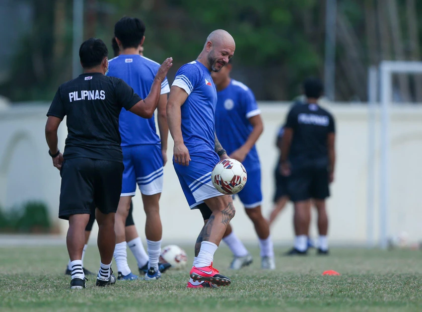 Nhiệm vụ của tuyến giữa U-23 VN là phong tỏa "tay chia bài" Schrock. Ảnh: A.PHƯƠNG Nhiệm vụ của tuyến giữa U-23 VN là phong tỏa "tay chia bài" Schrock. Ảnh: A.PHƯƠNG