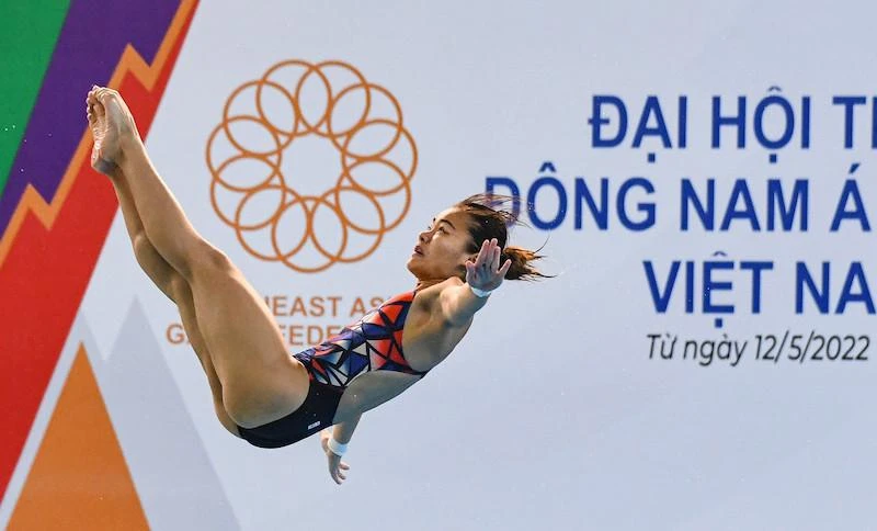 Ở nội dung 1m cầu mềm Dhabitah Sabsi mang về cho đoàn Malaysia tấm HCV và là chiếc HCV đầu tiên tại SEA Games 31. Ảnh: CTP Dhahbitah Sabri hoàn thành phần thi và tiếp bờ. Ảnh: CTP Yi Wei và Tze Liang mang về tấm HCV thứ hai cho đoàn Malaysia cũng ở môn nhảy cầu nội dung 3m cầu mềm. Ảnh: CTP Yi Wei và Tzi Liang là "bộ đôi hoàn hảo" phối hợp rất ăn ý theo tiếng nhạc. Ảnh: CTP