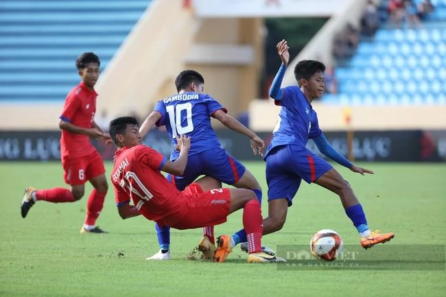 Đội U-23 Campuchia thắng hoành tráng U-23 Lào 4-1 trên sân Thiên Trường chiều 9-5. Ảnh: A.PHƯƠNG Đội U-23 Campuchia thắng hoành tráng U-23 Lào 4-1 trên sân Thiên Trường chiều 9-5. Ảnh: A.PHƯƠNG