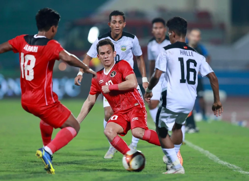 Egy Maulana trong vòng vây các cầu thủ Đông Timor. Ảnh: A.PHƯƠNG Các cầu thủ Indonesia ăn mừng bàn thắng. Ảnh: ANH PHƯƠNG