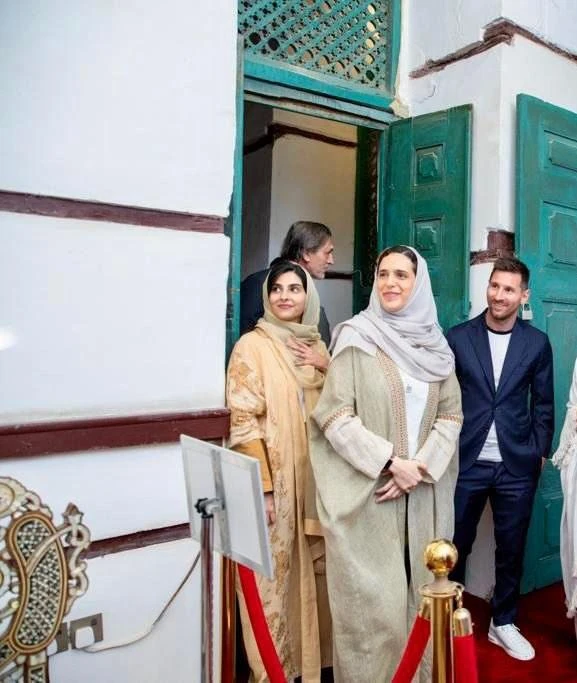 Messi đến thăm một bảo tàng, trung tâm văn hóa ở Jeddah. Ảnh: Getty Messi được hướng dẫn tham quan một bảo tàng mang đậm màu sắc Hồi giáo. Ảnh: Getty Messi trò chuyện cùng một quản lý một bảo tàng di sản ở Jeddah.