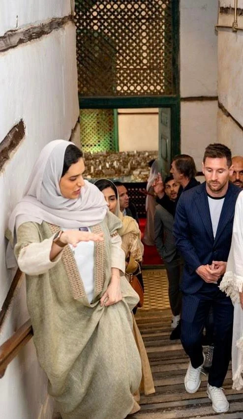 Messi được hướng dẫn tham quan một bảo tàng mang đậm màu sắc Hồi giáo. Ảnh: Getty Messi trò chuyện cùng một quản lý một bảo tàng di sản ở Jeddah.