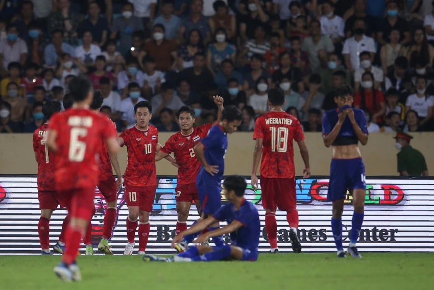 Thái Lan (áo đỏ) hủy diệt Campuchia 5-0 trong trận "thủy chiến" tại Thiên Trường. Ảnh: A.P